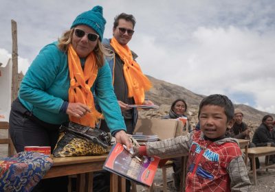 Bücher für benachteiligte nepalesische Kinder